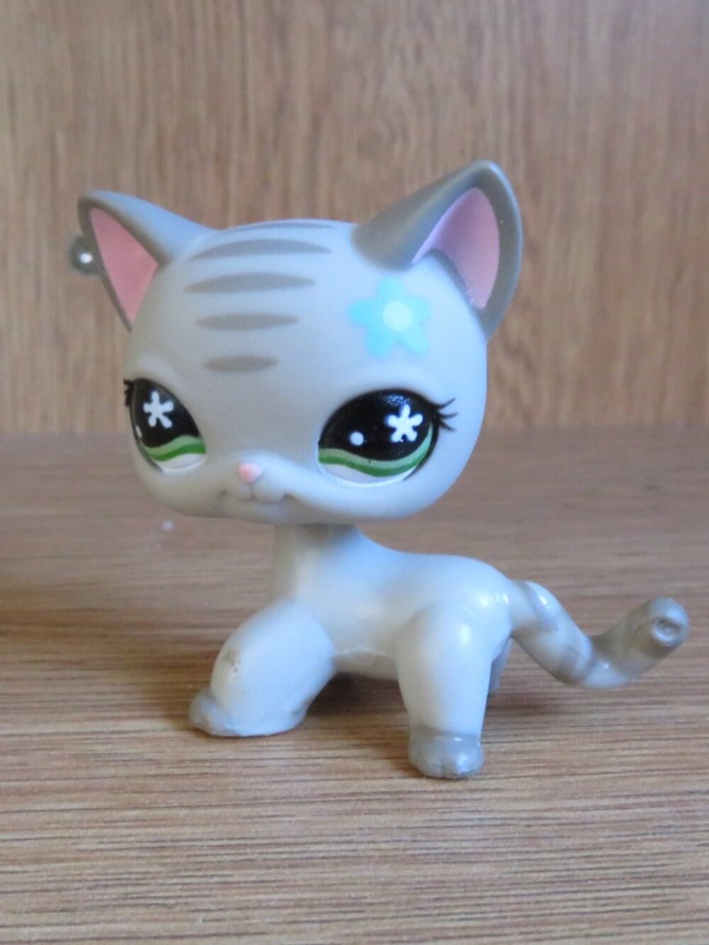 LPS Grey Tabby Cat Blue Star Eyes & Blue Flower #483 2006 Hasbro (K859)
